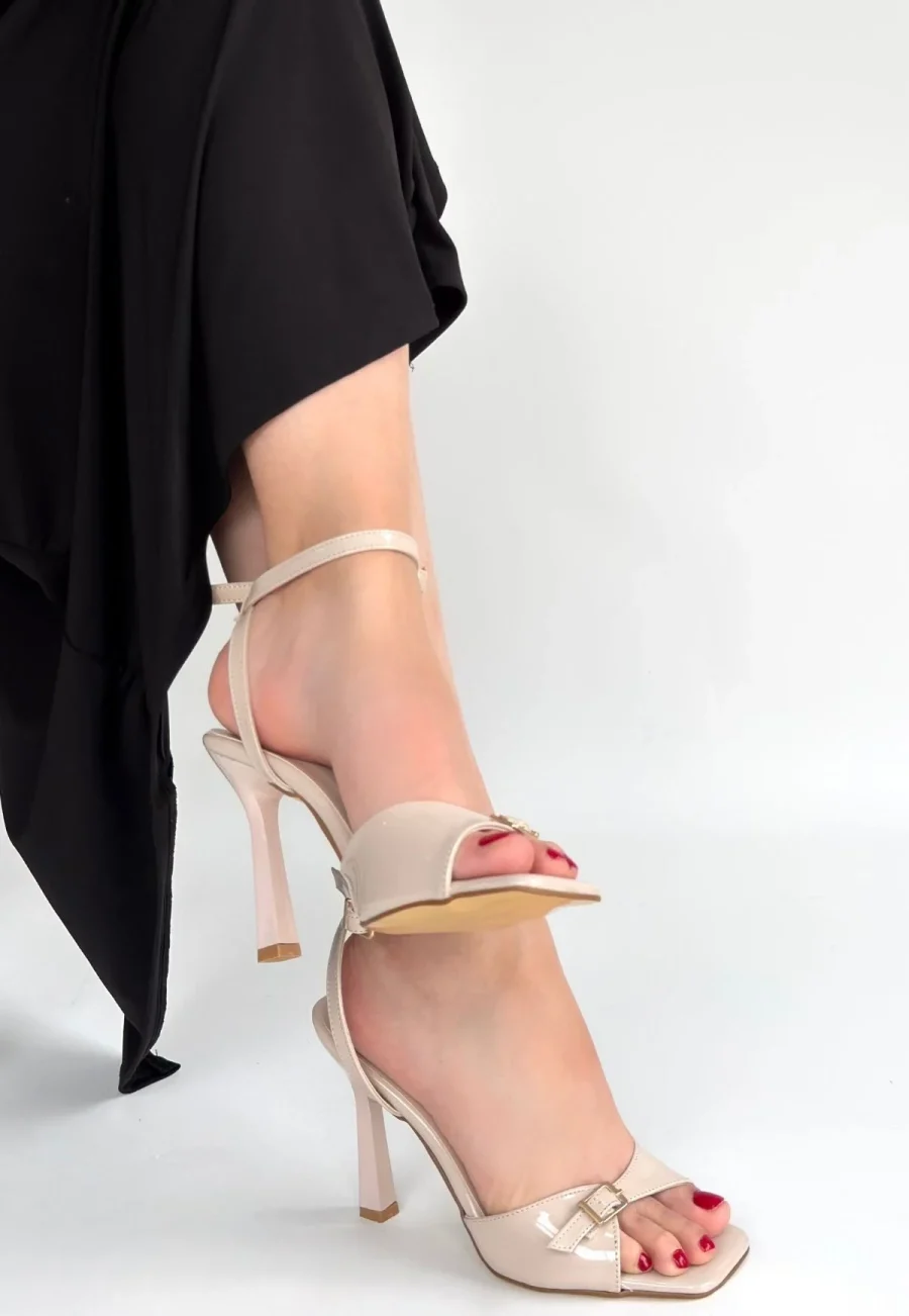 Rugan Topuklu Bilekten Kemerli Ayakkabı · Bej